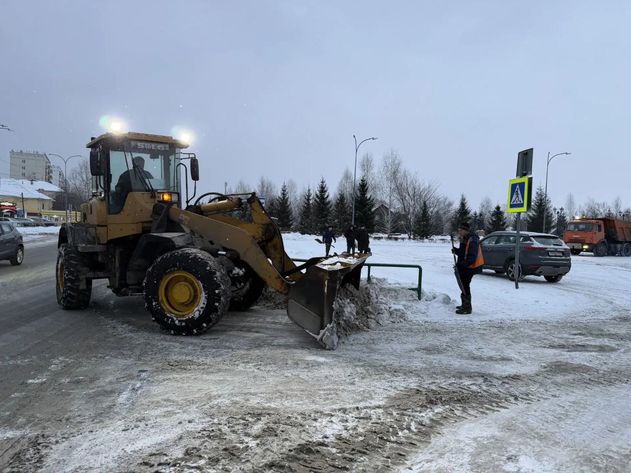 Снегопады не сдают позиции, а мы не снижаем темпы уборки Снегопады не сдают позиции, а мы не снижаем темпы уборки