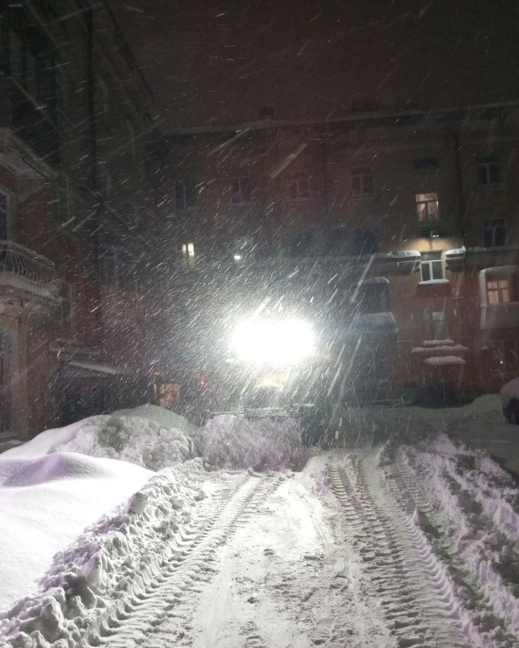 В Кемерове для уборки дворов от снега и колеи управляющие компании привлекают спецтехнику В Кемерове для уборки дворов от снега и колеи управляющие компании привлекают спецтехнику