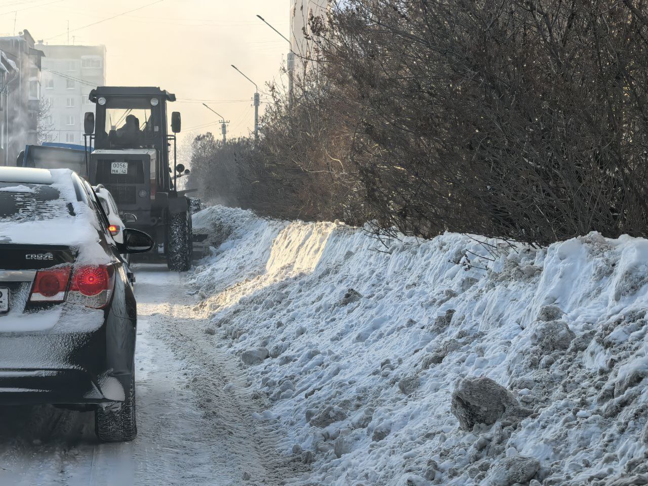 Очистка тротуаров и пешеходных переходов ведется в микрорайоне Южный Очистка тротуаров и пешеходных переходов ведется в микрорайоне Южный
