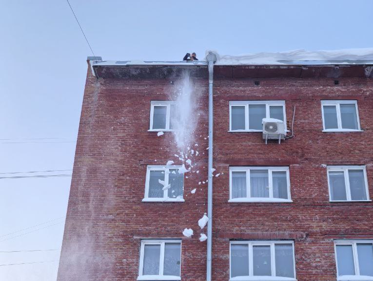 В Кировском районе расчищают проезды к детским садам В Кировском районе расчищают проезды к детским садам