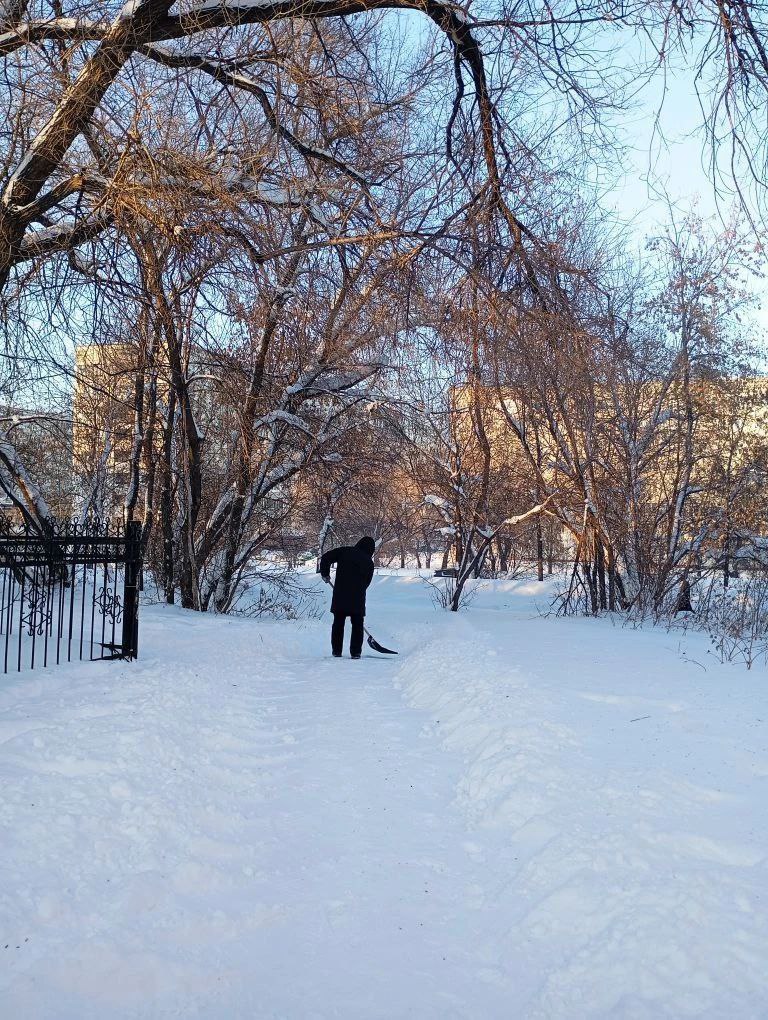 В Центральном районе Кемерова убирают снег и накаты на подходах к школам и детским садам В Центральном районе Кемерова убирают снег и накаты на подходах к школам и детским садам
