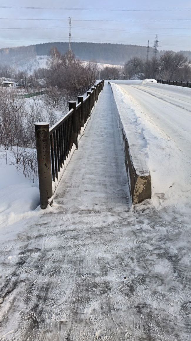 В Кемерове расчищают от ледяного наката и снега мосты и лестницы к ним В Кемерове расчищают от ледяного наката и снега мосты и лестницы к ним