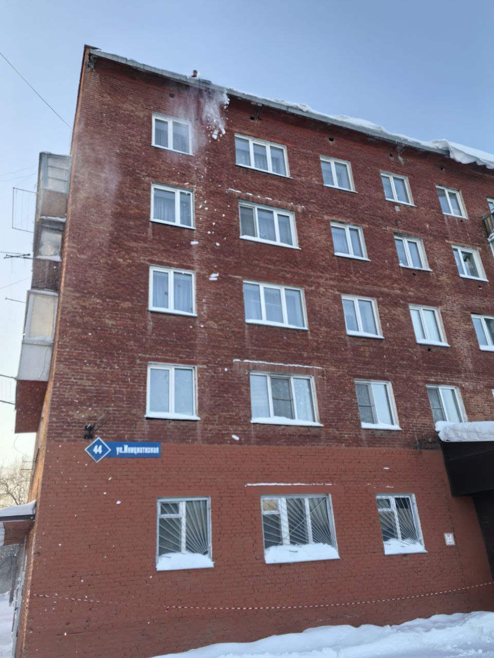 В Кировском районе расчищают проезды к детским садам В Кировском районе расчищают проезды к детским садам