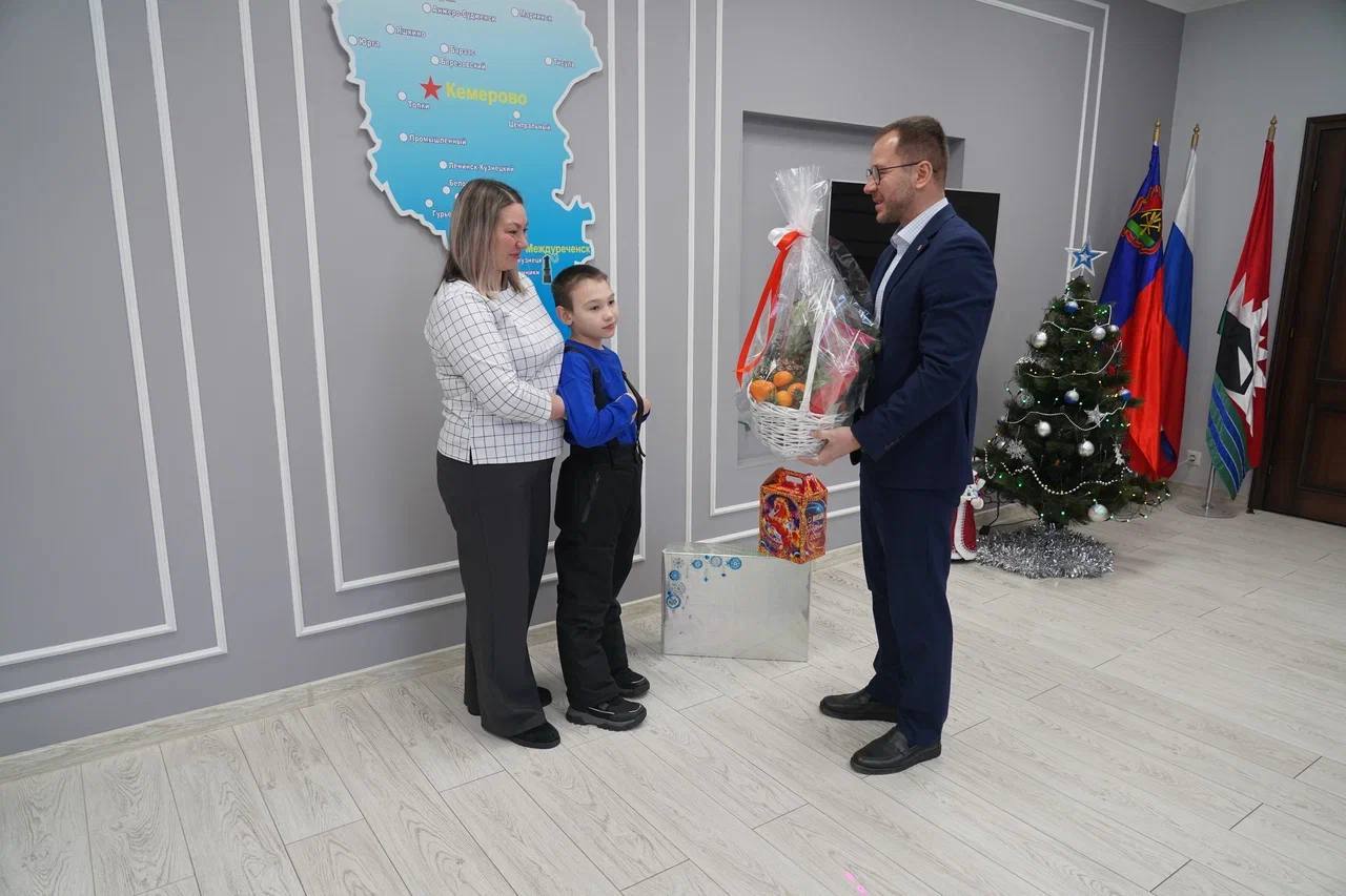 Сергей Цивилев исполнил новогоднюю мечту юного жителя Кузбасса Сергей Цивилев исполнил новогоднюю мечту юного жителя Кузбасса