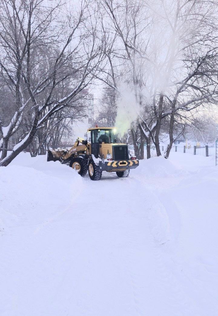В Кировском районе расчищают проезды к детским садам