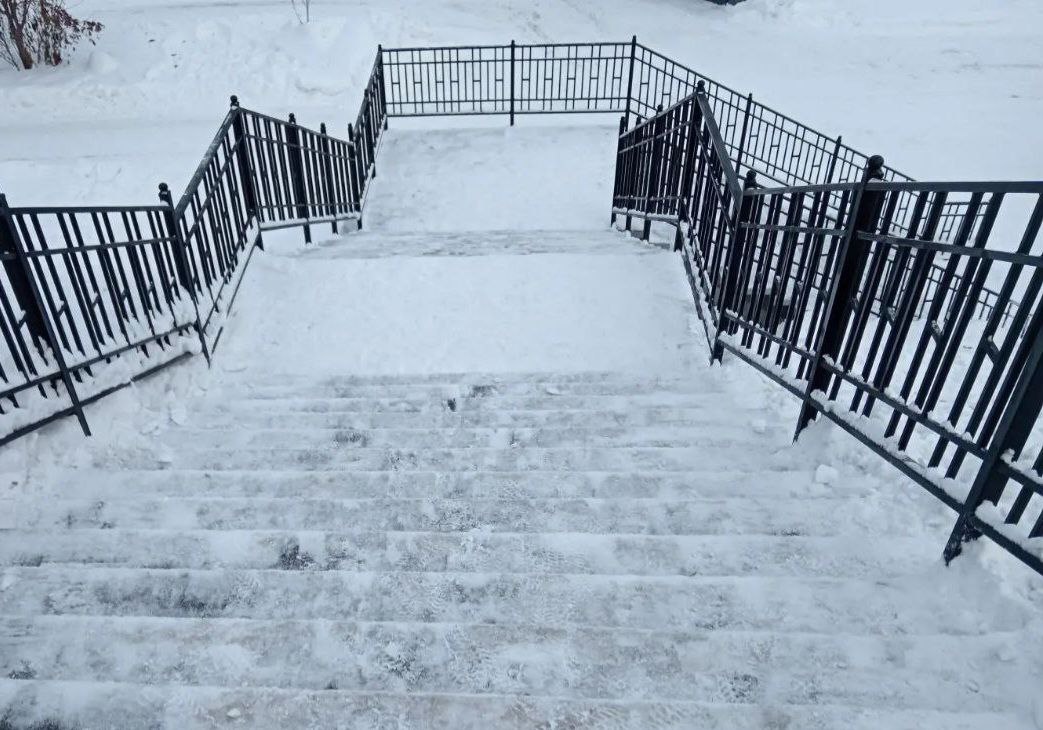 В Кемерове расчищают от ледяного наката и снега мосты и лестницы к ним В Кемерове расчищают от ледяного наката и снега мосты и лестницы к ним