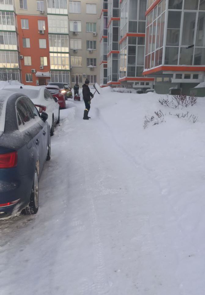 Во дворах жилого района Лесная поляна сегодня работает спецтехника Во дворах жилого района Лесная поляна сегодня работает спецтехника