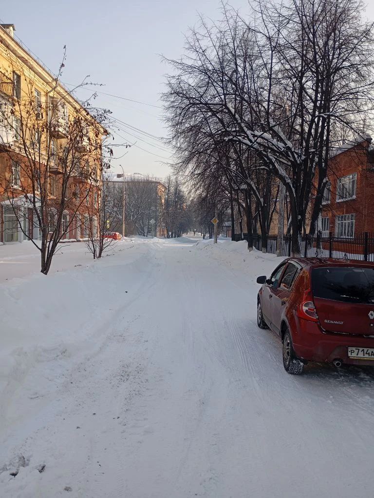 В Центральном районе Кемерова убирают снег и накаты на подходах к школам и детским садам В Центральном районе Кемерова убирают снег и накаты на подходах к школам и детским садам