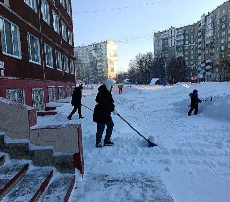 Кемеровчане объединяются для борьбы со снегом: в школе №97 на ФПК состоялся субботник