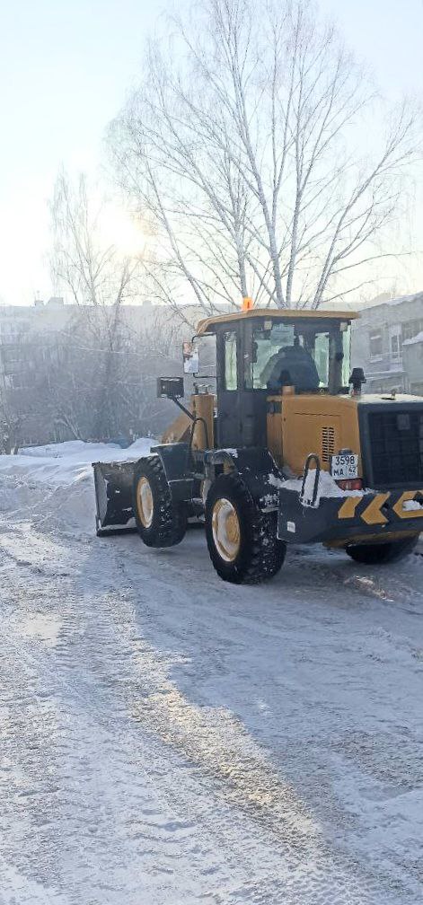 В Кировском районе расчищают проезды к детским садам В Кировском районе расчищают проезды к детским садам