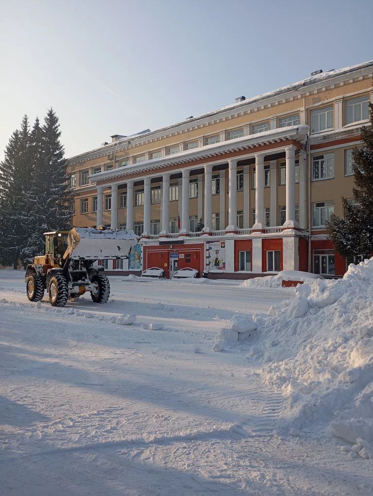 В Центральном районе Кемерова убирают снег и накаты на подходах к школам и детским садам