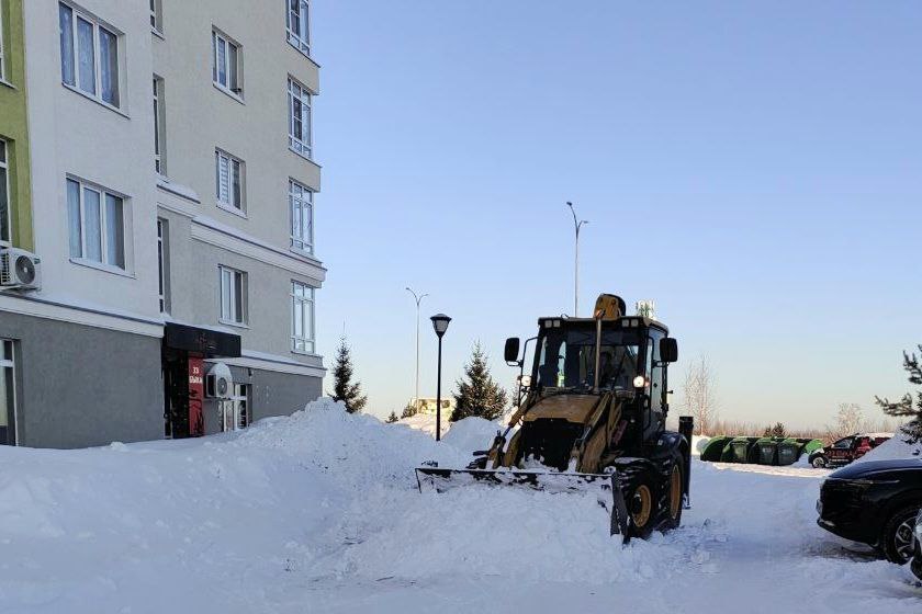 Во дворах жилого района Лесная поляна сегодня работает спецтехника Во дворах жилого района Лесная поляна сегодня работает спецтехника