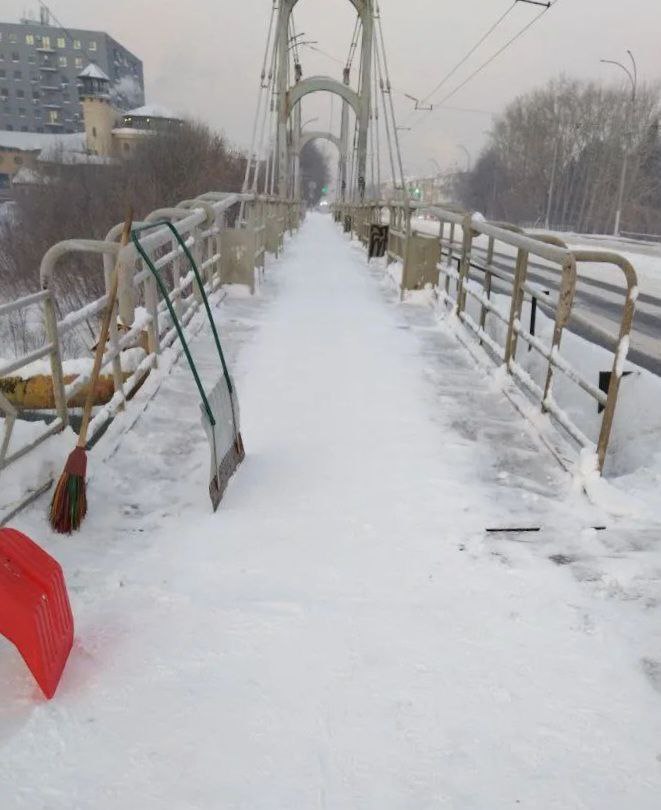 В Кемерове расчищают от ледяного наката и снега мосты и лестницы к ним
