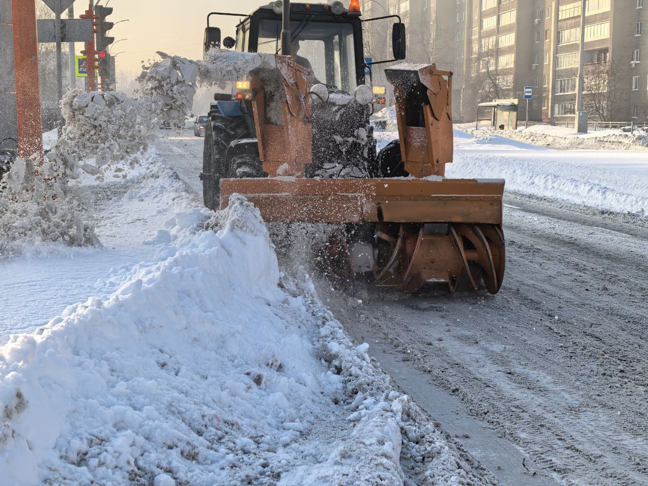 Очистка тротуаров и пешеходных переходов ведется в микрорайоне Южный