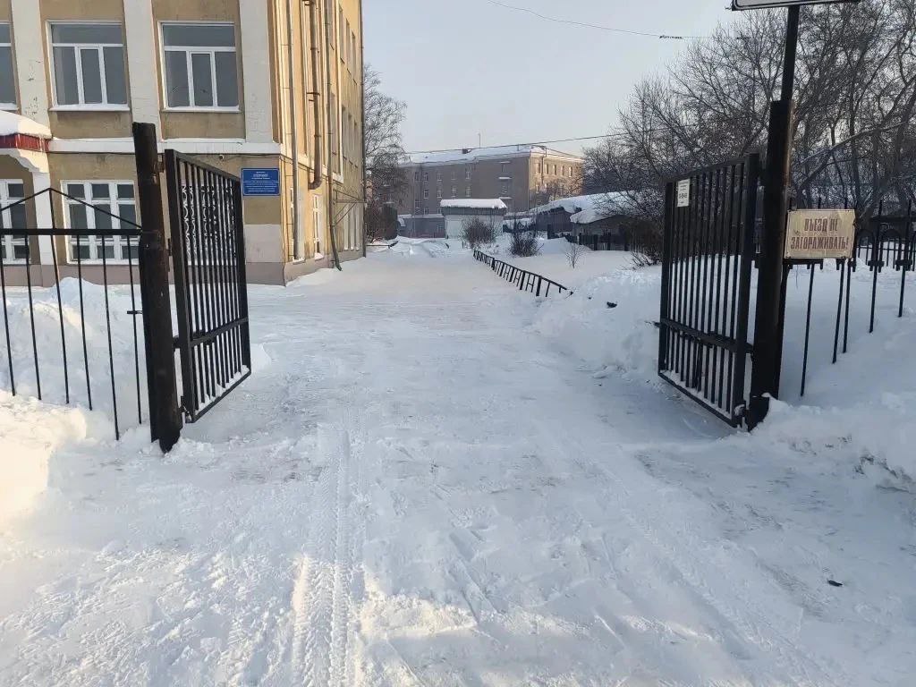 В Центральном районе Кемерова убирают снег и накаты на подходах к школам и детским садам В Центральном районе Кемерова убирают снег и накаты на подходах к школам и детским садам