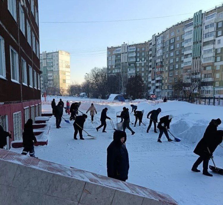Кемеровчане объединяются для борьбы со снегом: в школе №97 на ФПК состоялся субботник Кемеровчане объединяются для борьбы со снегом: в школе №97 на ФПК состоялся субботник