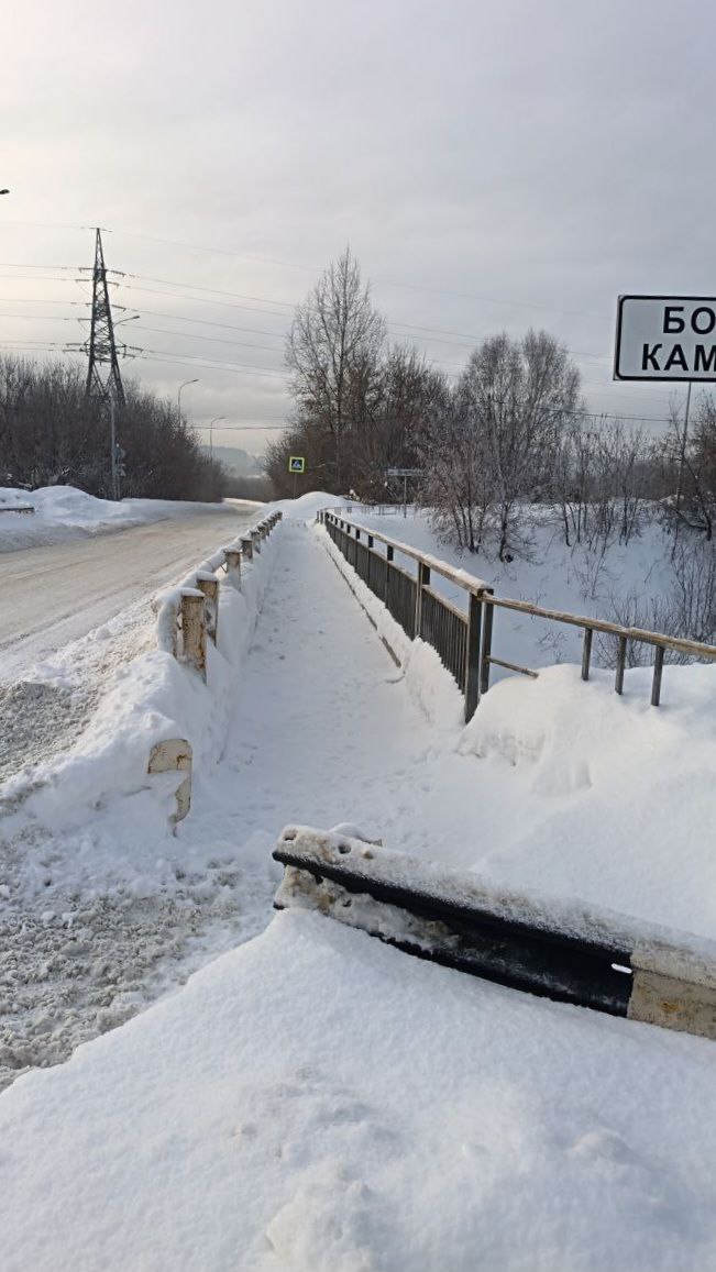 В Кемерове расчищают от ледяного наката и снега мосты и лестницы к ним В Кемерове расчищают от ледяного наката и снега мосты и лестницы к ним