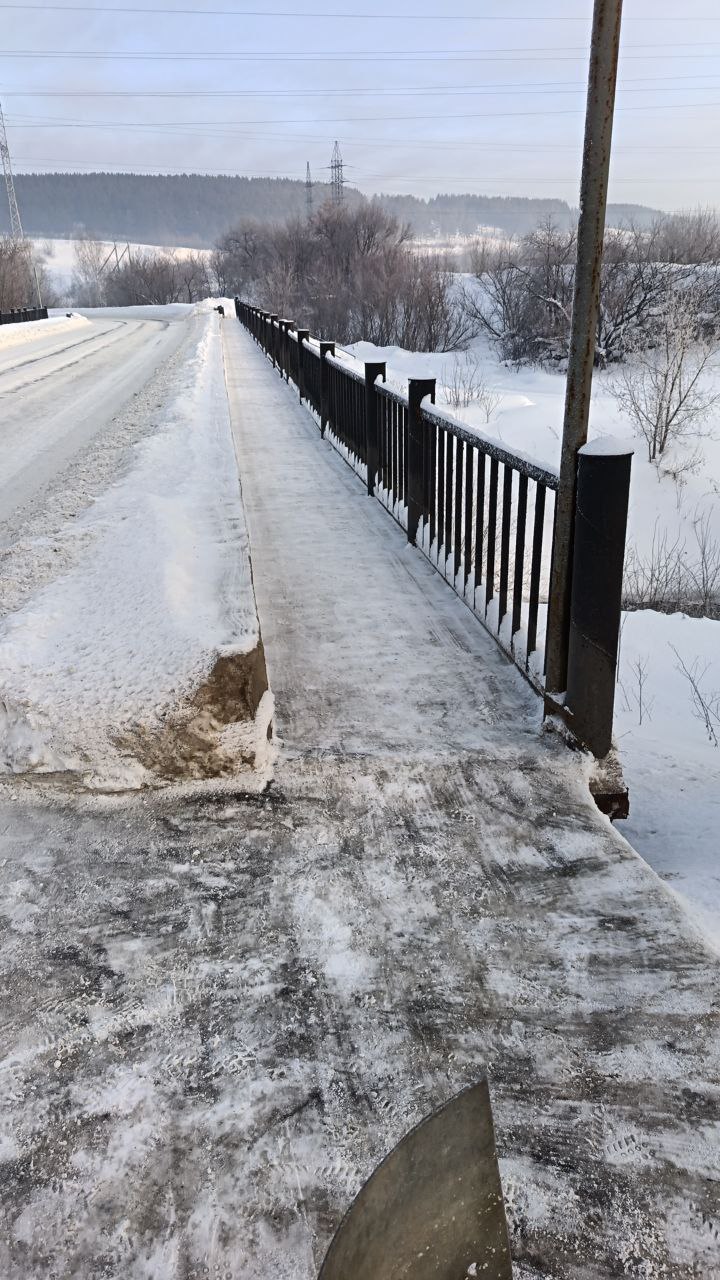 В Кемерове расчищают от ледяного наката и снега мосты и лестницы к ним В Кемерове расчищают от ледяного наката и снега мосты и лестницы к ним