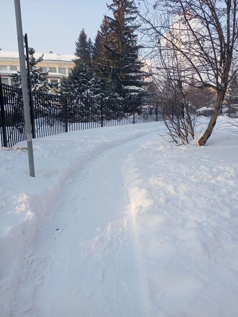 В Центральном районе Кемерова убирают снег и накаты на подходах к школам и детским садам В Центральном районе Кемерова убирают снег и накаты на подходах к школам и детским садам