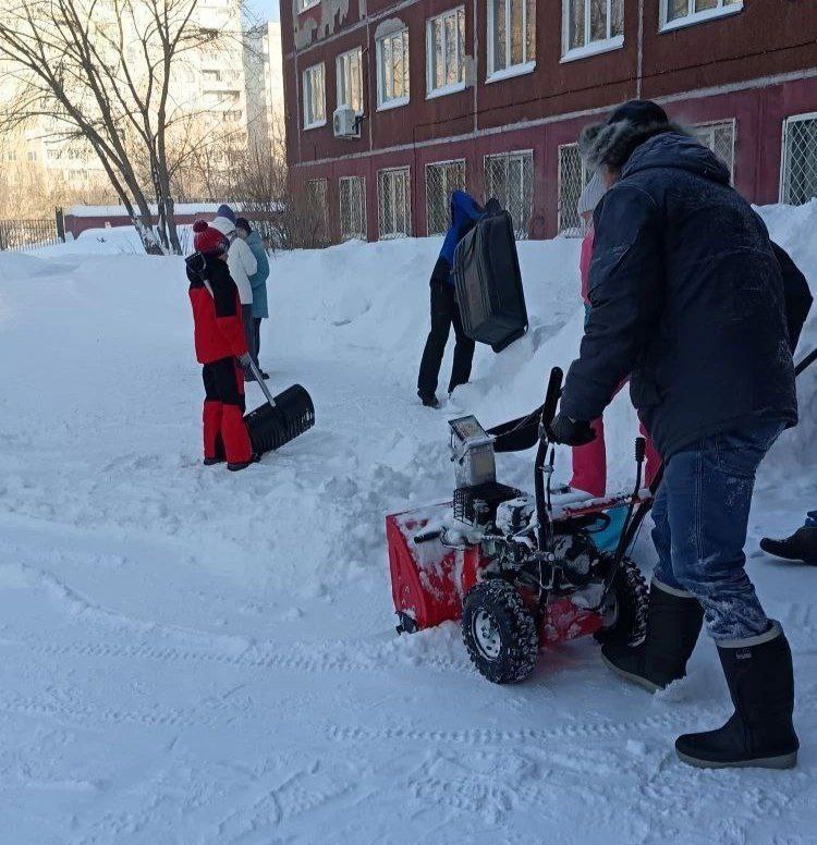 Кемеровчане объединяются для борьбы со снегом: в школе №97 на ФПК состоялся субботник Кемеровчане объединяются для борьбы со снегом: в школе №97 на ФПК состоялся субботник