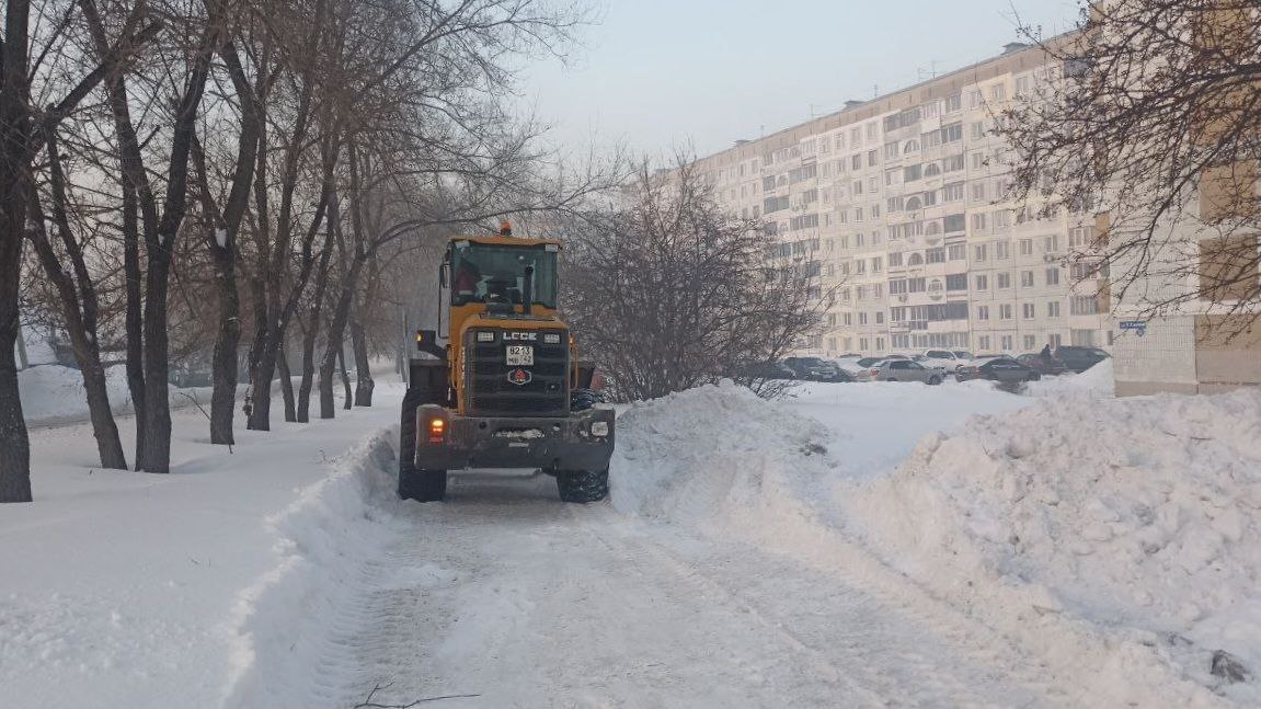 Очистка тротуаров и пешеходных переходов ведется в микрорайоне Южный Очистка тротуаров и пешеходных переходов ведется в микрорайоне Южный