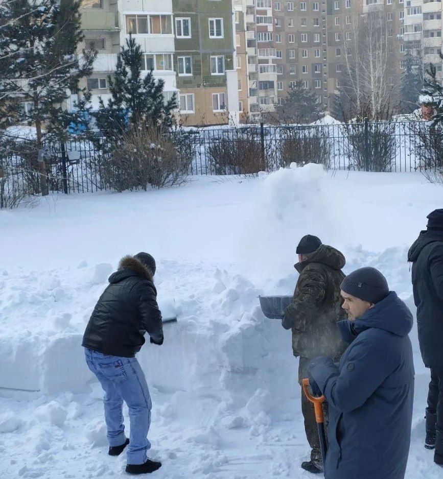 Кемеровчане объединяются для борьбы со снегом: в школе №97 на ФПК состоялся субботник Кемеровчане объединяются для борьбы со снегом: в школе №97 на ФПК состоялся субботник