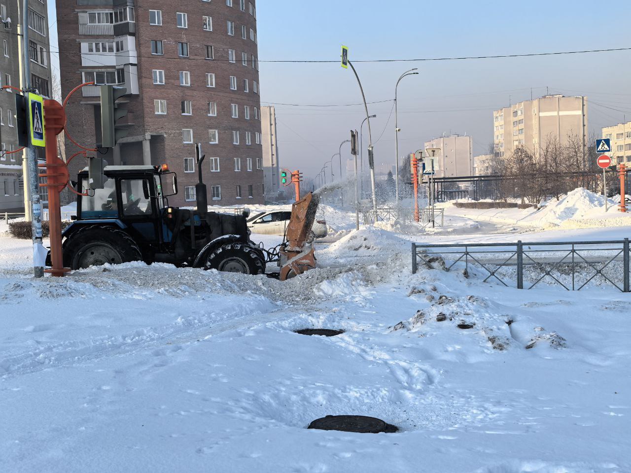 Очистка тротуаров и пешеходных переходов ведется в микрорайоне Южный Очистка тротуаров и пешеходных переходов ведется в микрорайоне Южный