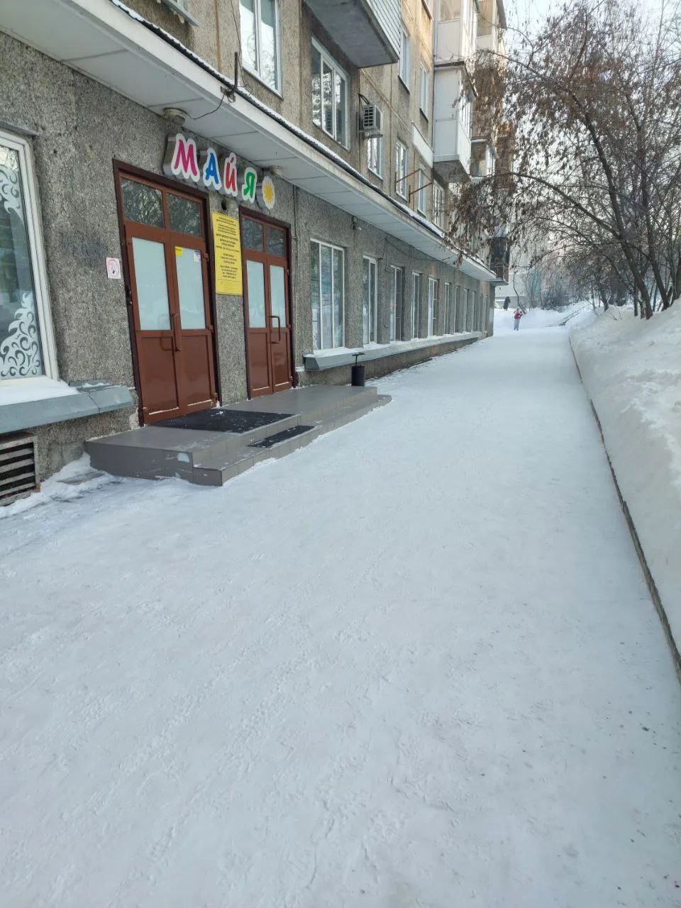 В Центральном районе Кемерова убирают снег и накаты на подходах к школам и детским садам В Центральном районе Кемерова убирают снег и накаты на подходах к школам и детским садам