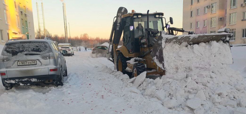 Во дворах жилого района Лесная поляна сегодня работает спецтехника