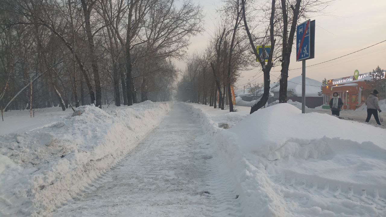 Очистка тротуаров и пешеходных переходов ведется в микрорайоне Южный Очистка тротуаров и пешеходных переходов ведется в микрорайоне Южный