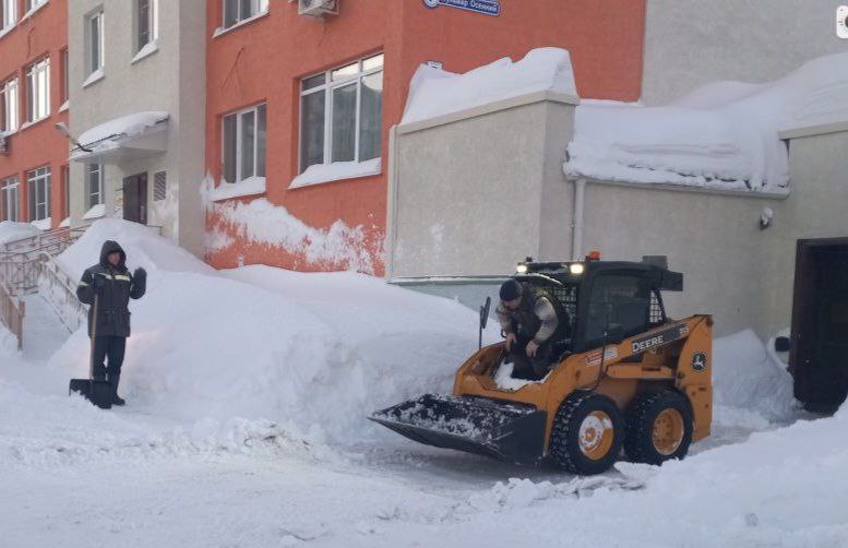 Во дворах жилого района Лесная поляна сегодня работает спецтехника Во дворах жилого района Лесная поляна сегодня работает спецтехника