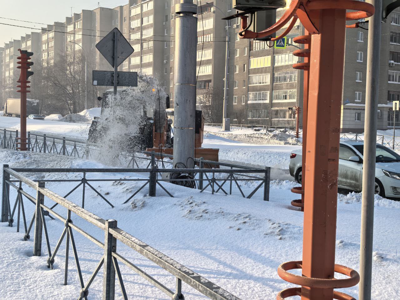 Очистка тротуаров и пешеходных переходов ведется в микрорайоне Южный Очистка тротуаров и пешеходных переходов ведется в микрорайоне Южный
