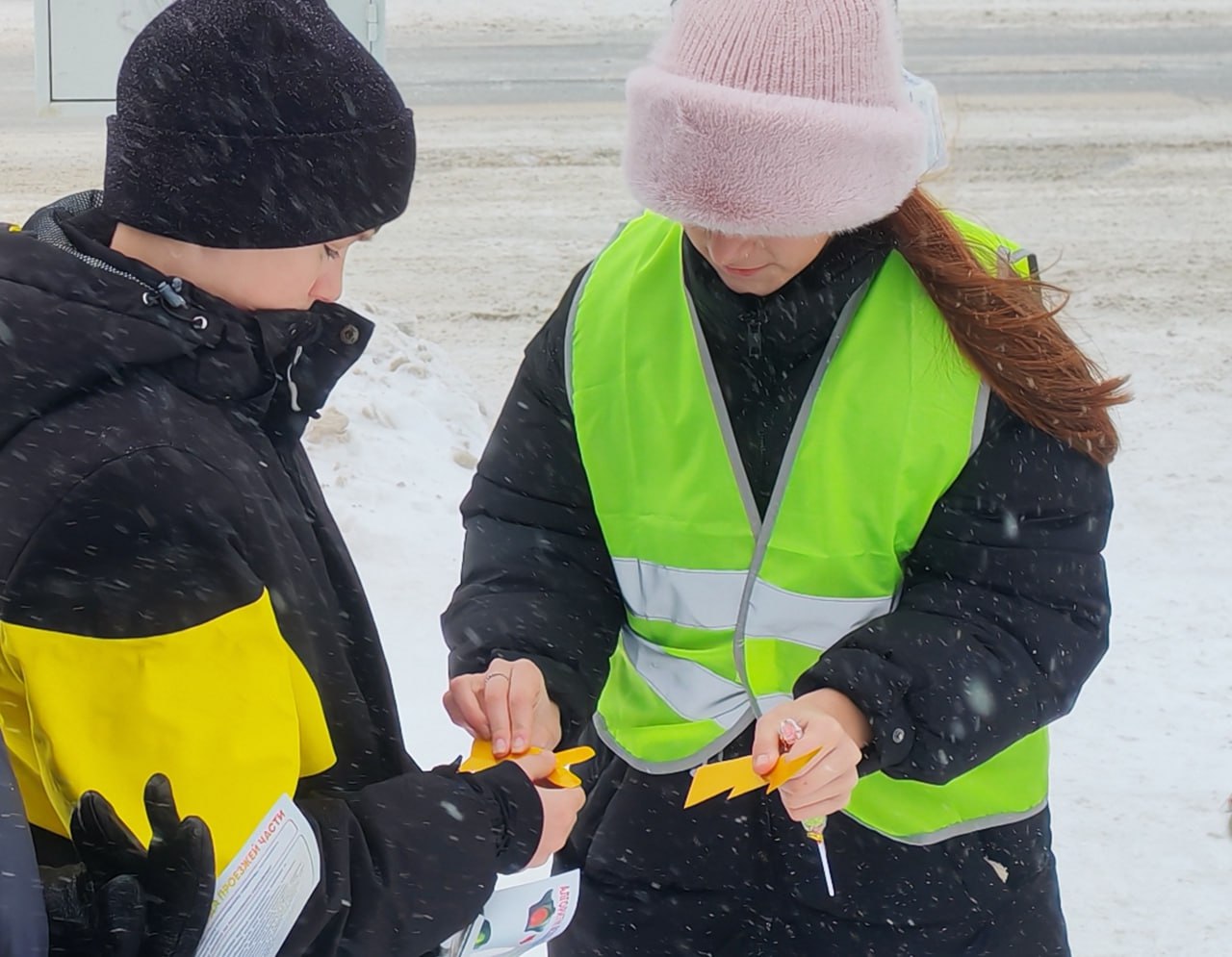 В Юрге сотрудники Госавтоинспекции совместно с ЮИДовцами провели акцию «Заметный пешеход» В Юрге сотрудники Госавтоинспекции совместно с ЮИДовцами провели акцию «Заметный пешеход»