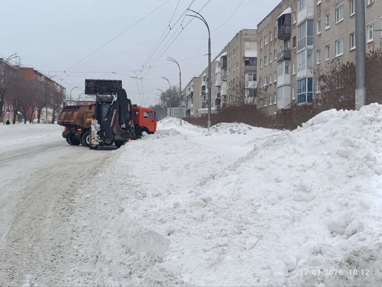 Дорожная техника сегодня работает на проспекте Шахтёров в Кемерове Дорожная техника сегодня работает на проспекте Шахтёров в Кемерове