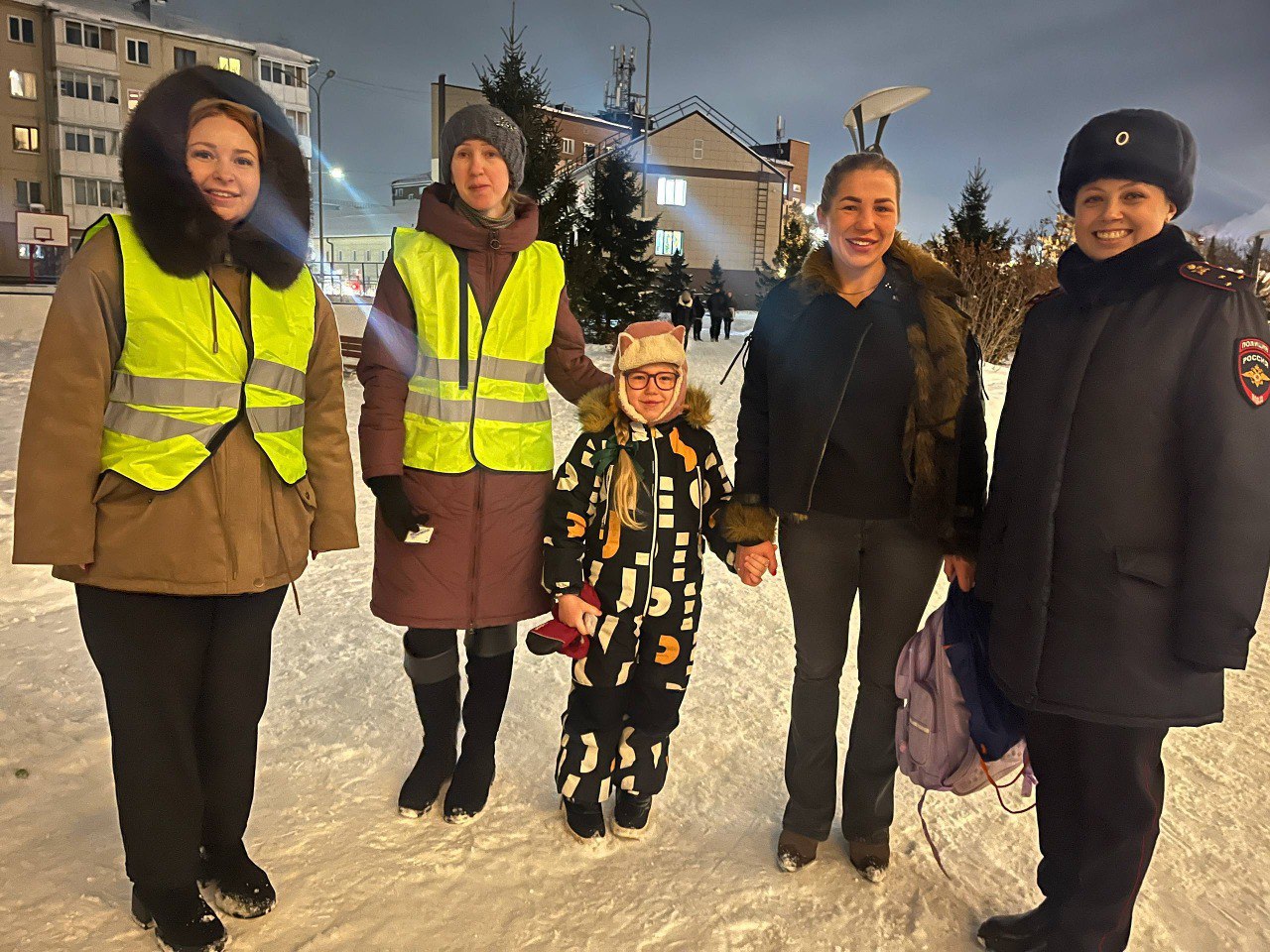 В Кемерове сотрудники Госавтоинспекции вместе с родителями-активистами школы №7 провели акцию "Родительский патруль" В Кемерове сотрудники Госавтоинспекции вместе с родителями-активистами школы №7 провели акцию "Родительский патруль"