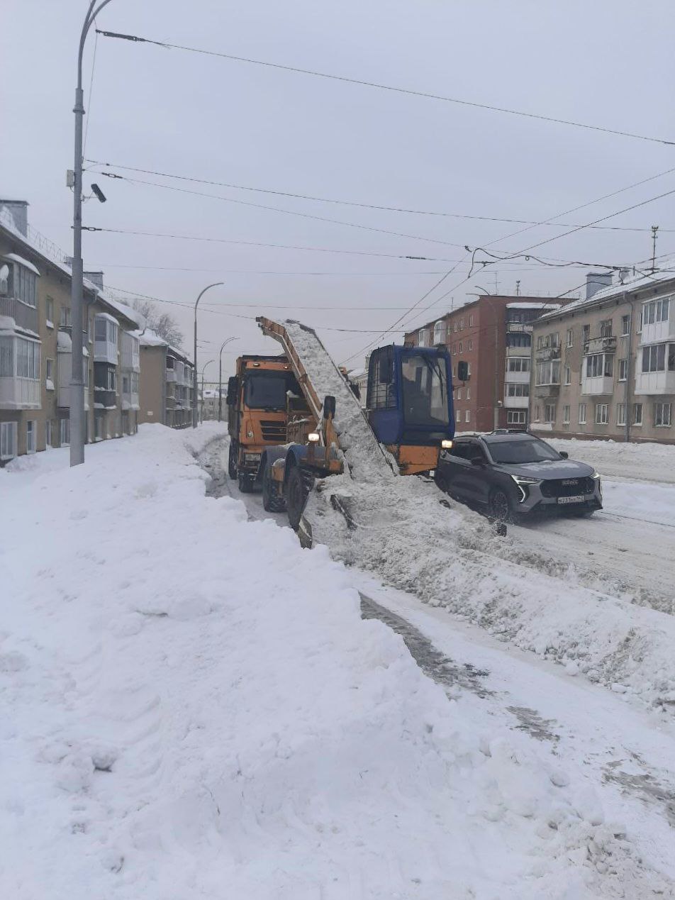 Дорожная техника сегодня работает на проспекте Шахтёров в Кемерове