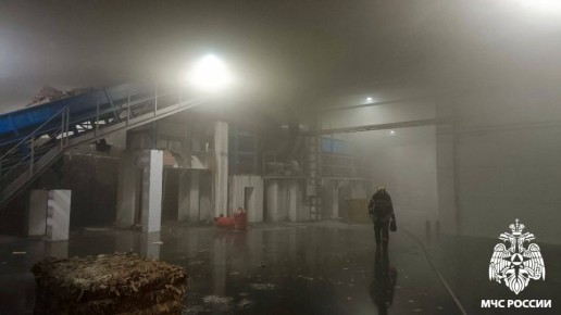 Сотрудники МЧС России ликвидировали пожар на складе