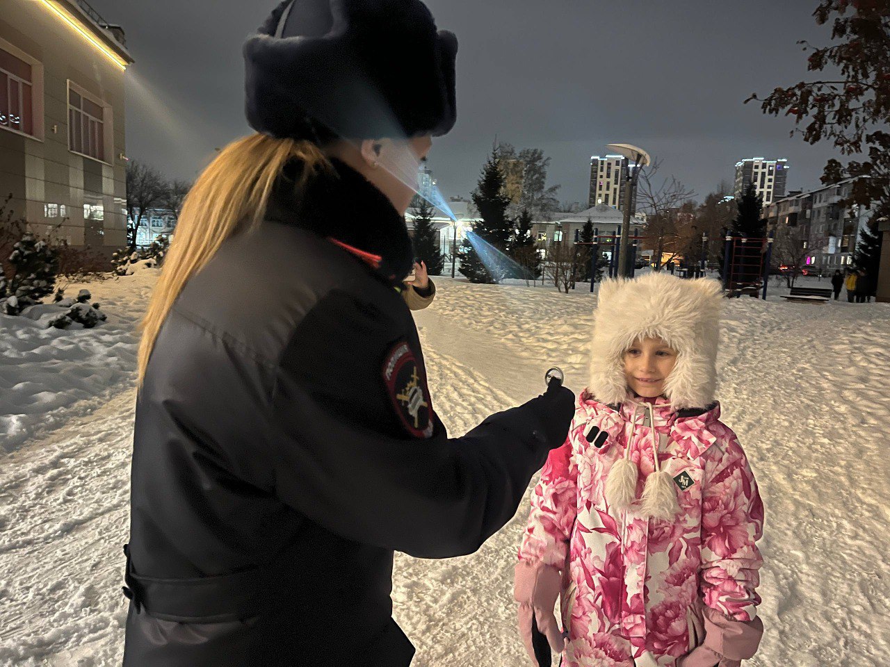 В Кемерове сотрудники Госавтоинспекции вместе с родителями-активистами школы №7 провели акцию "Родительский патруль" В Кемерове сотрудники Госавтоинспекции вместе с родителями-активистами школы №7 провели акцию "Родительский патруль"