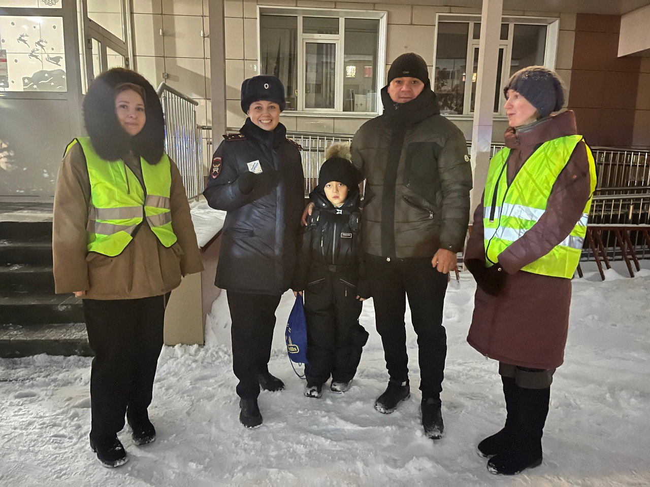 В Кемерове сотрудники Госавтоинспекции вместе с родителями-активистами школы №7 провели акцию "Родительский патруль" В Кемерове сотрудники Госавтоинспекции вместе с родителями-активистами школы №7 провели акцию "Родительский патруль"