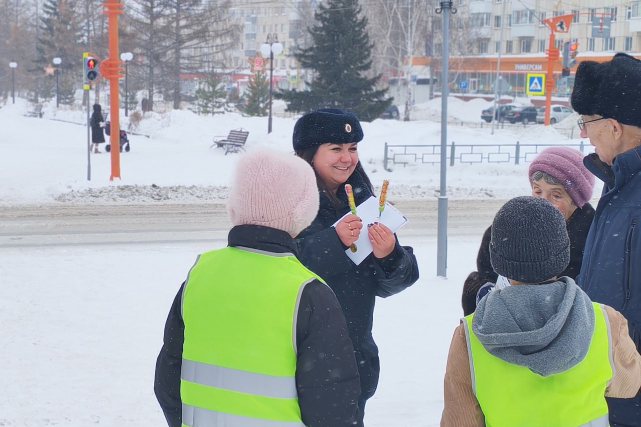 В Юрге сотрудники Госавтоинспекции совместно с ЮИДовцами провели акцию «Заметный пешеход»