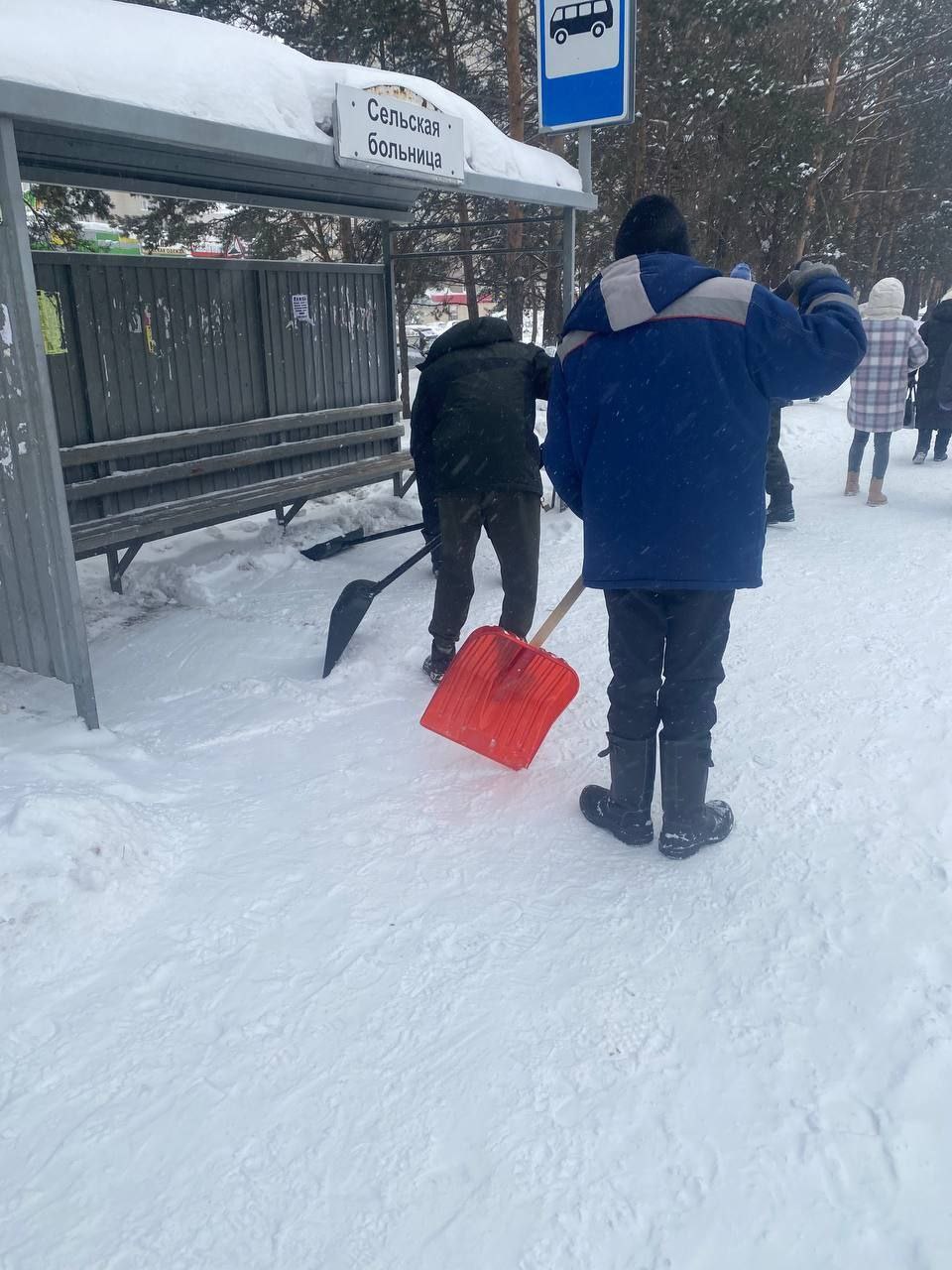 В Кемерове мобильные бригады дорожных рабочих расчищают после снегопадов остановочные площадки и пешеходные переходы В Кемерове мобильные бригады дорожных рабочих расчищают после снегопадов остановочные площадки и пешеходные переходы