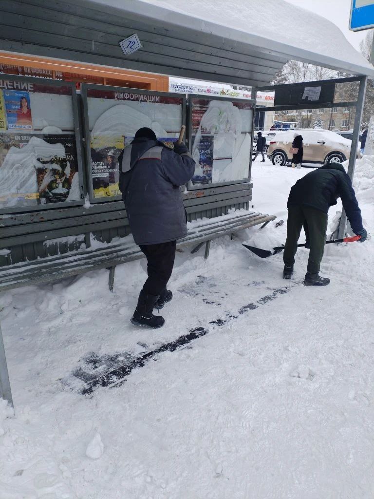 В Кемерове мобильные бригады дорожных рабочих расчищают после снегопадов остановочные площадки и пешеходные переходы В Кемерове мобильные бригады дорожных рабочих расчищают после снегопадов остановочные площадки и пешеходные переходы