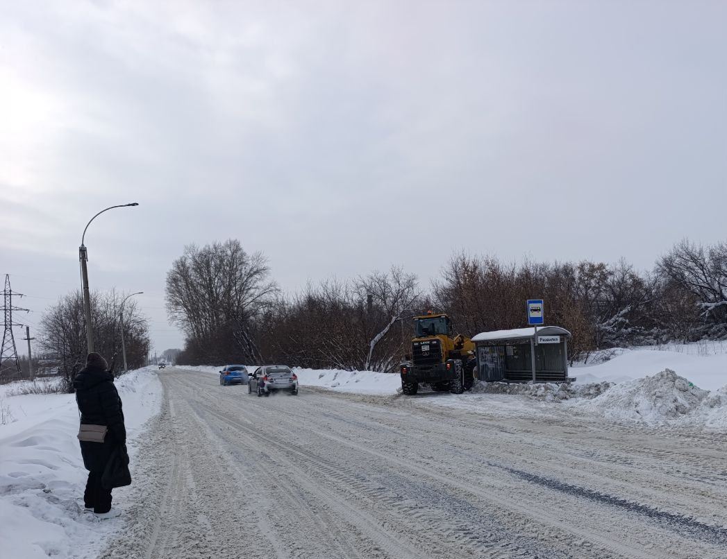 В Кемерове мобильные бригады дорожных рабочих расчищают после снегопадов остановочные площадки и пешеходные переходы В Кемерове мобильные бригады дорожных рабочих расчищают после снегопадов остановочные площадки и пешеходные переходы