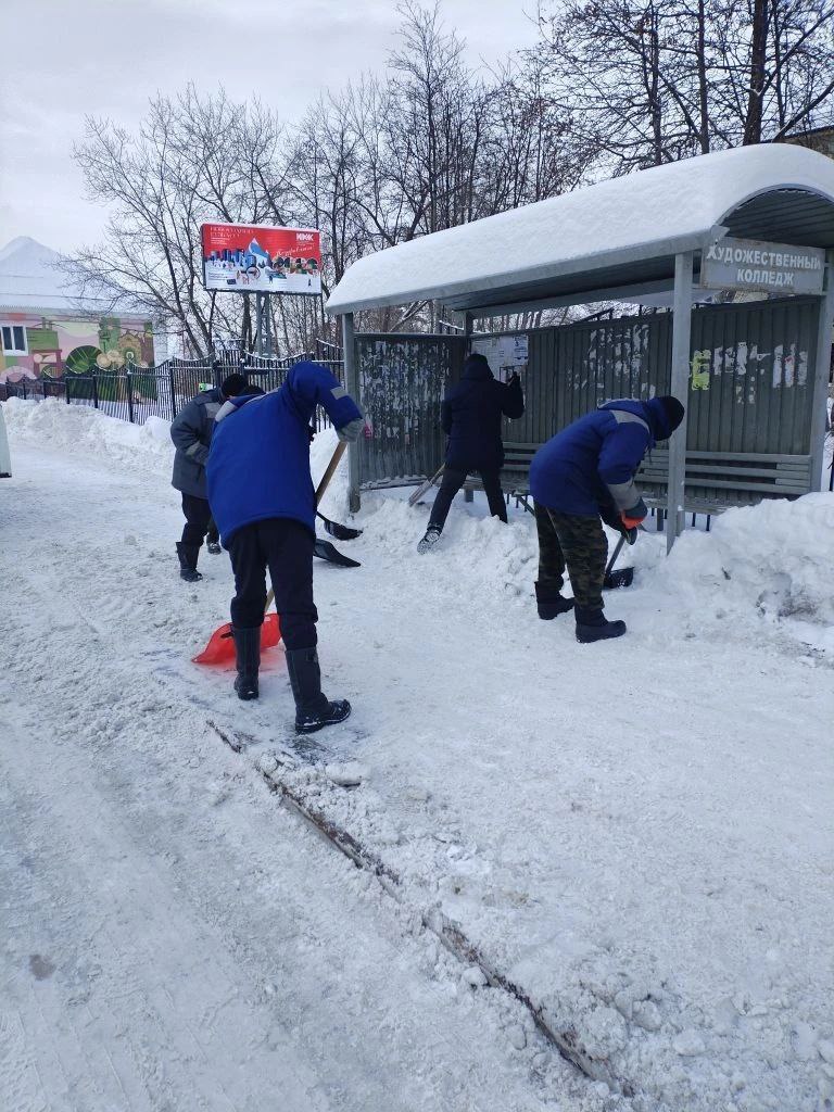 В Кемерове мобильные бригады дорожных рабочих расчищают после снегопадов остановочные площадки и пешеходные переходы