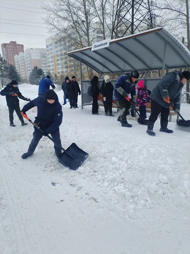 В Кемерове мобильные бригады дорожных рабочих расчищают после снегопадов остановочные площадки и пешеходные переходы В Кемерове мобильные бригады дорожных рабочих расчищают после снегопадов остановочные площадки и пешеходные переходы