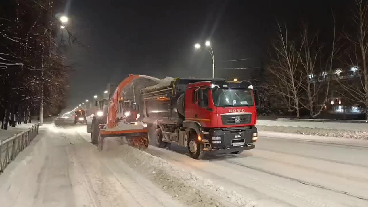 Работы продолжаются: в уборке Кемерова от снега задействованы 119 единиц спецтехники и 182 дорожных рабочих