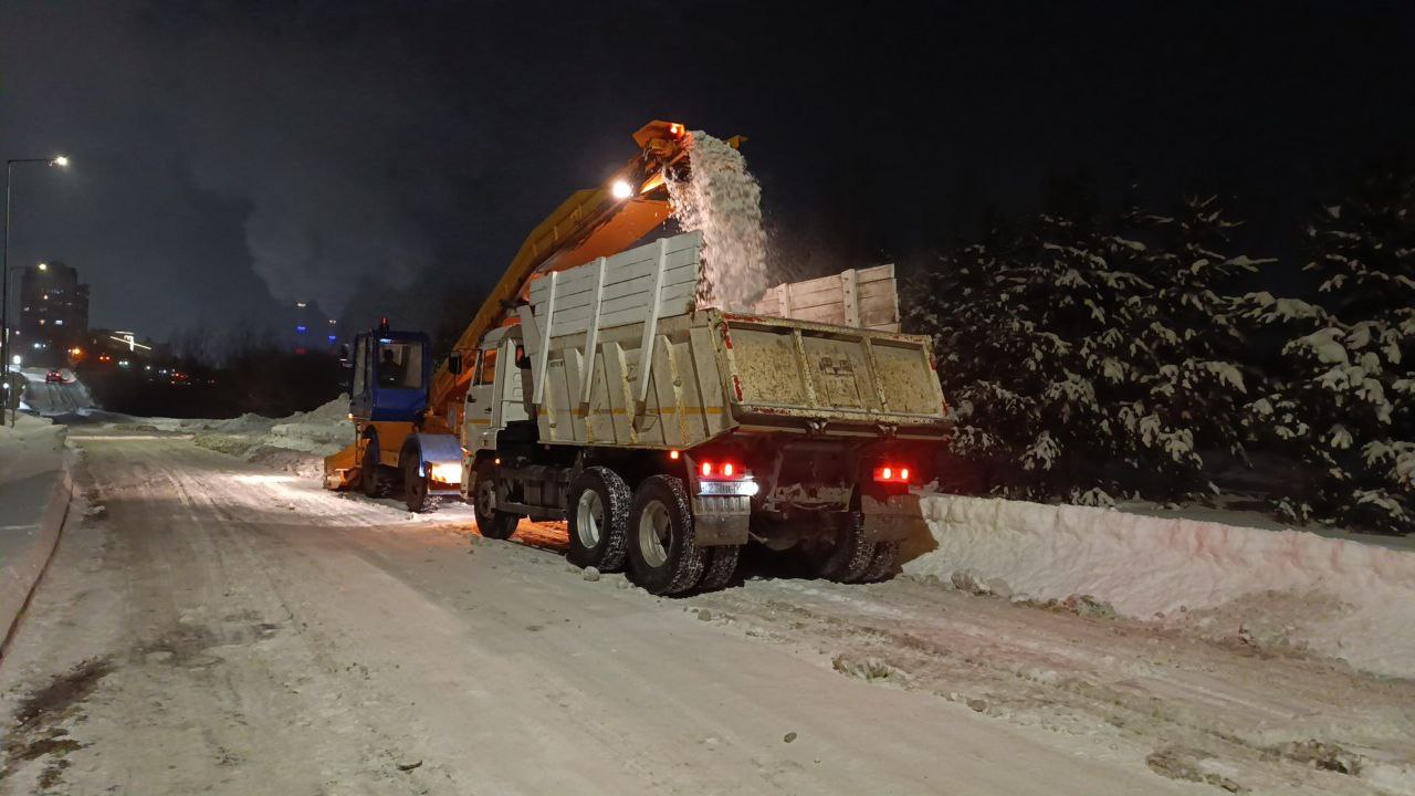 Работы продолжаются: в уборке Кемерова от снега задействованы 119 единиц спецтехники и 182 дорожных рабочих Работы продолжаются: в уборке Кемерова от снега задействованы 119 единиц спецтехники и 182 дорожных рабочих