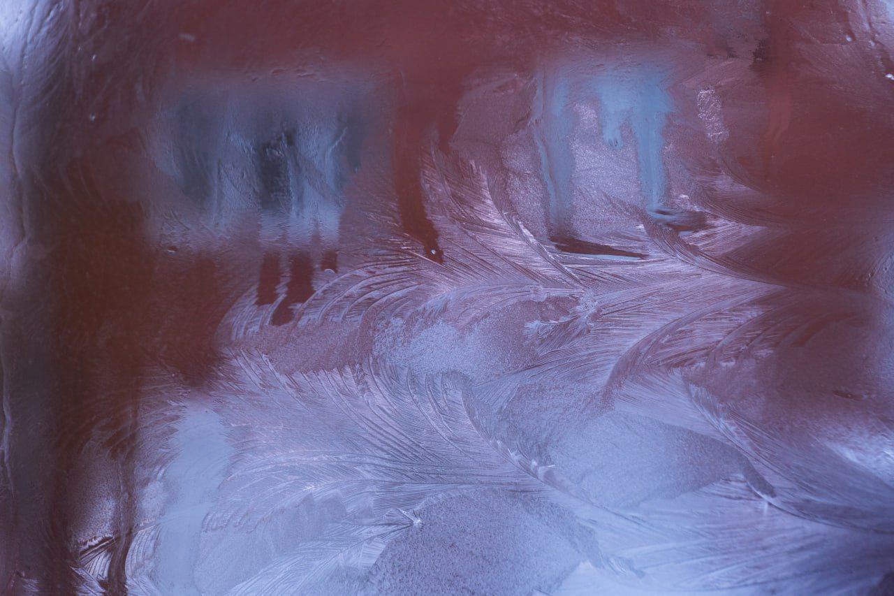 Волшебство на окне: хрустальные кружева подарят кемеровчанам морозы