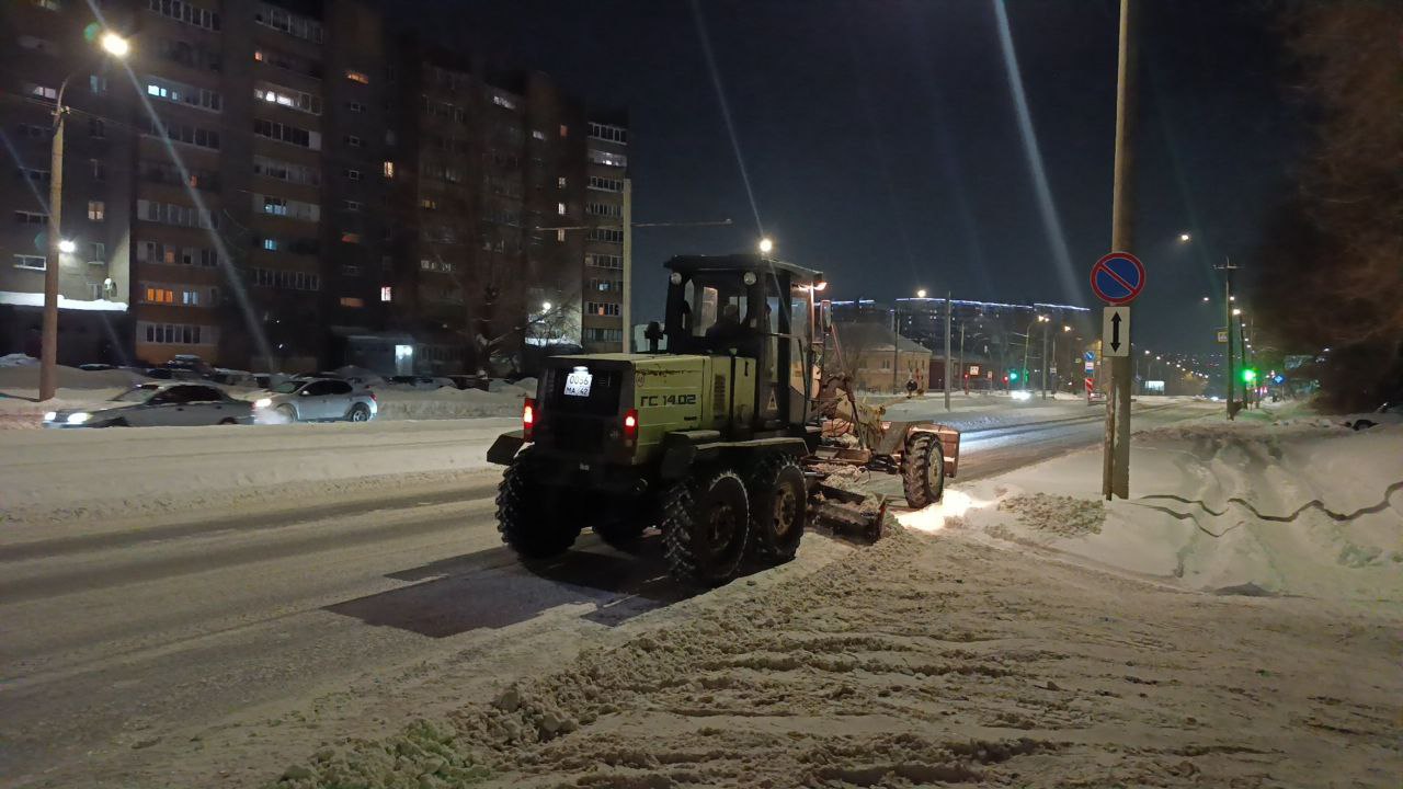 Работы продолжаются: в уборке Кемерова от снега задействованы 119 единиц спецтехники и 182 дорожных рабочих Работы продолжаются: в уборке Кемерова от снега задействованы 119 единиц спецтехники и 182 дорожных рабочих