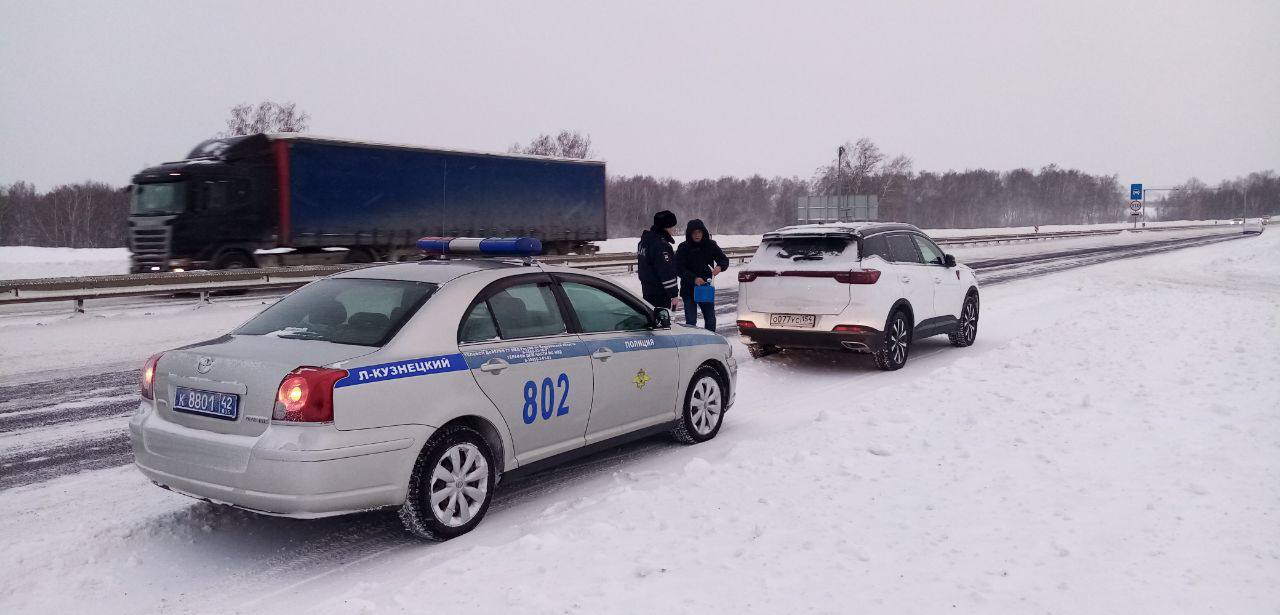 В Ленинске-Кузнецком сотрудники Госавтоинспекции оказали помощь автомобилисту, у которого в пути закончился бензин В Ленинске-Кузнецком сотрудники Госавтоинспекции оказали помощь автомобилисту, у которого в пути закончился бензин